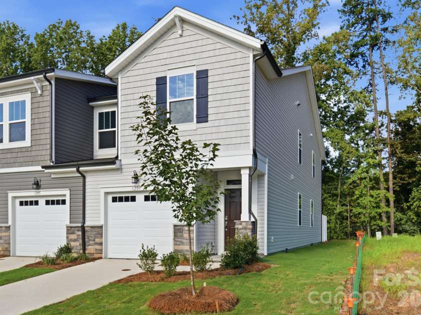 3209 Meadow Knoll Drive, Charlotte, NC 28269.  MLS# CAR4409591, YatesRealty ID 47502. 