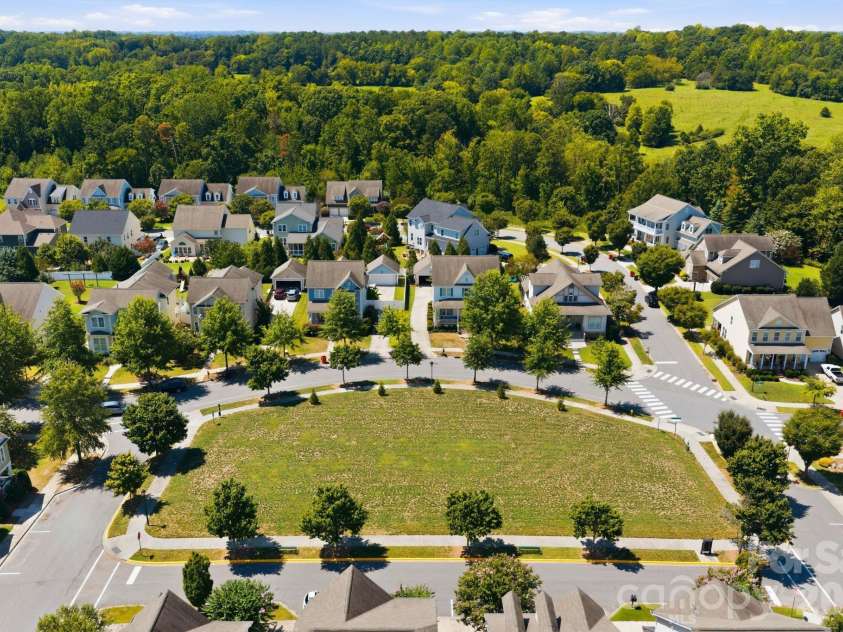 16705 Summers Walk Boulevard, Davidson, NC 28036.  MLS# CAR4411170, YatesRealty ID 47505. Summers Walk Green Area