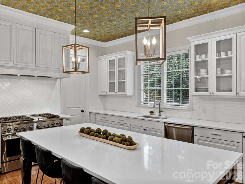 3025 Hanson Drive, Charlotte, NC 28207.  MLS# CAR4419099, YatesRealty ID 47506. 