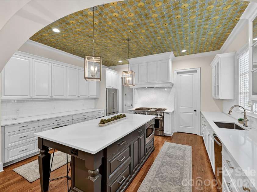3025 Hanson Drive, Charlotte, NC 28207.  MLS# CAR4419099, YatesRealty ID 47506. 