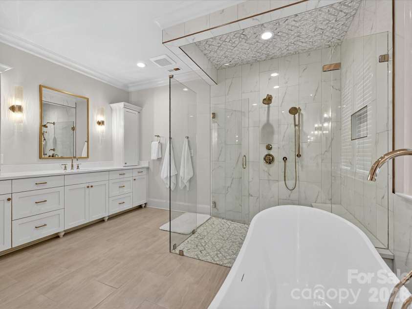 3025 Hanson Drive, Charlotte, NC 28207.  MLS# CAR4419099, YatesRealty ID 47506. 