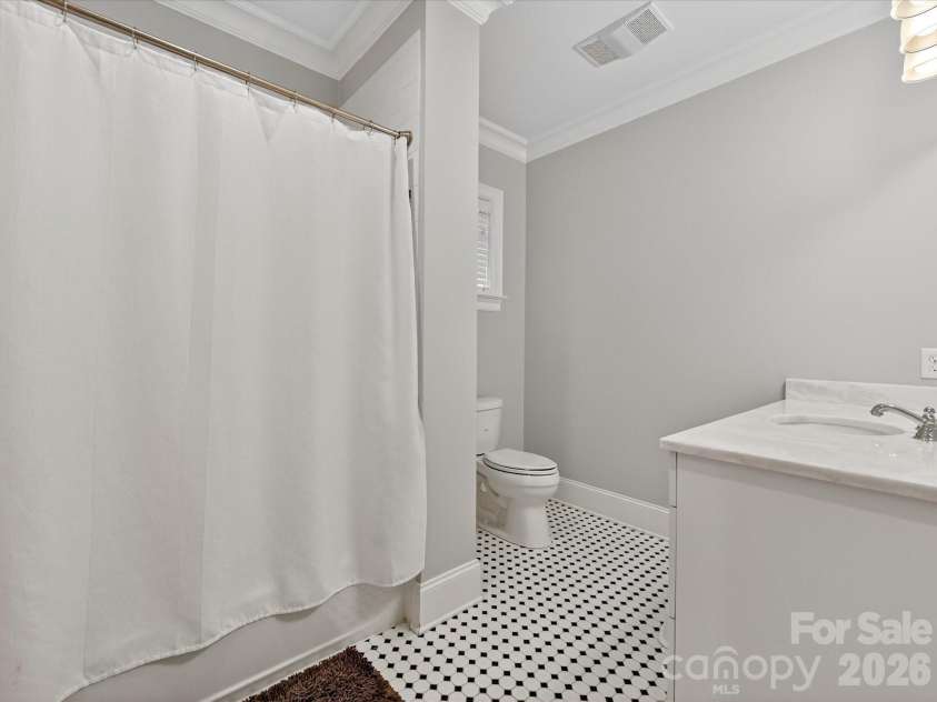 3025 Hanson Drive, Charlotte, NC 28207.  MLS# CAR4419099, YatesRealty ID 47506. 