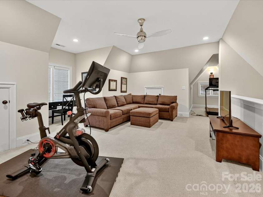 3025 Hanson Drive, Charlotte, NC 28207.  MLS# CAR4419099, YatesRealty ID 47506. 
