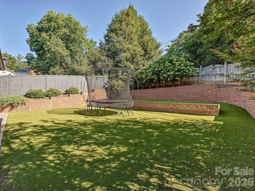 3025 Hanson Drive, Charlotte, NC 28207.  MLS# CAR4419099, YatesRealty ID 47506. 
