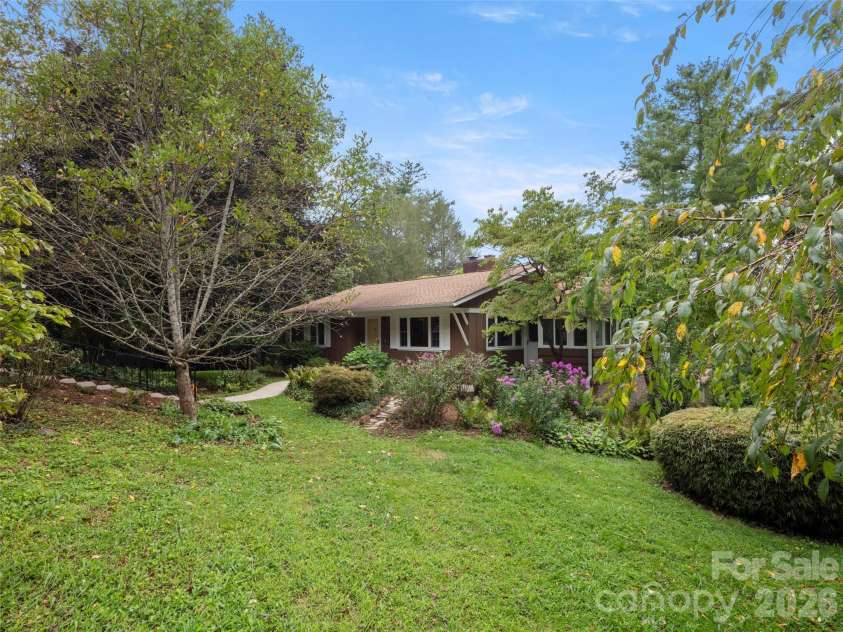 209 White Pine Drive, Asheville, NC 28805.  MLS# CAR4418056, YatesRealty ID 47514. 