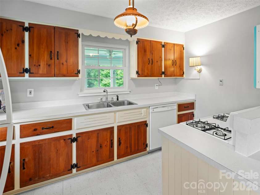 209 White Pine Drive, Asheville, NC 28805.  MLS# CAR4418056, YatesRealty ID 47514. 