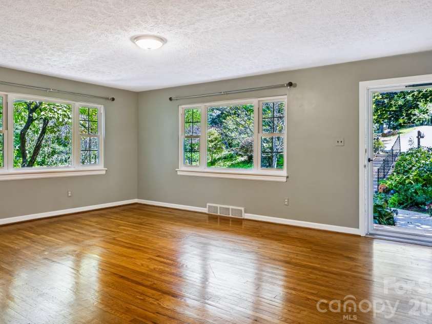 209 White Pine Drive, Asheville, NC 28805.  MLS# CAR4418056, YatesRealty ID 47514. 