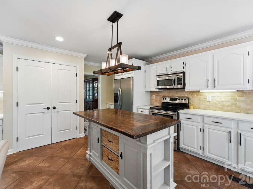 2505 Mountain Folk Lane, Waxhaw, NC 28173.  MLS# CAR4414294, YatesRealty ID 47516. 