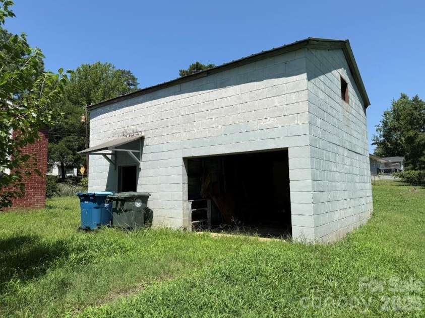1710 STOKES FERRY Road, Salisbury, NC 28144.  MLS# CAR4418691, YatesRealty ID 47527. GARAGE