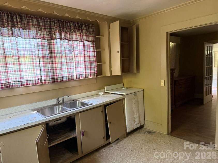1710 STOKES FERRY Road, Salisbury, NC 28144.  MLS# CAR4418691, YatesRealty ID 47527. KITCHEN 2