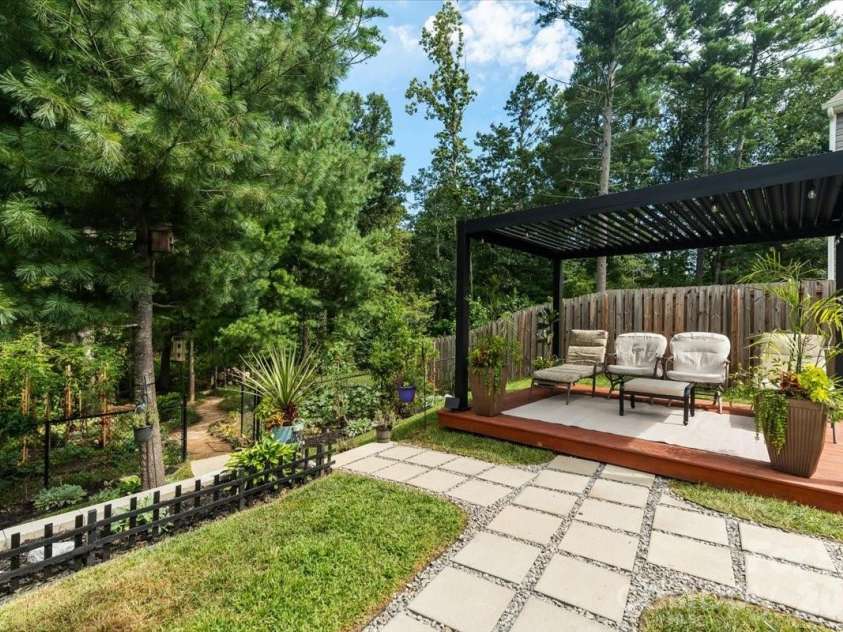 333 Oak Branch Road, Arden, NC 28704.  MLS# CAR4419270, YatesRealty ID 47529. 
