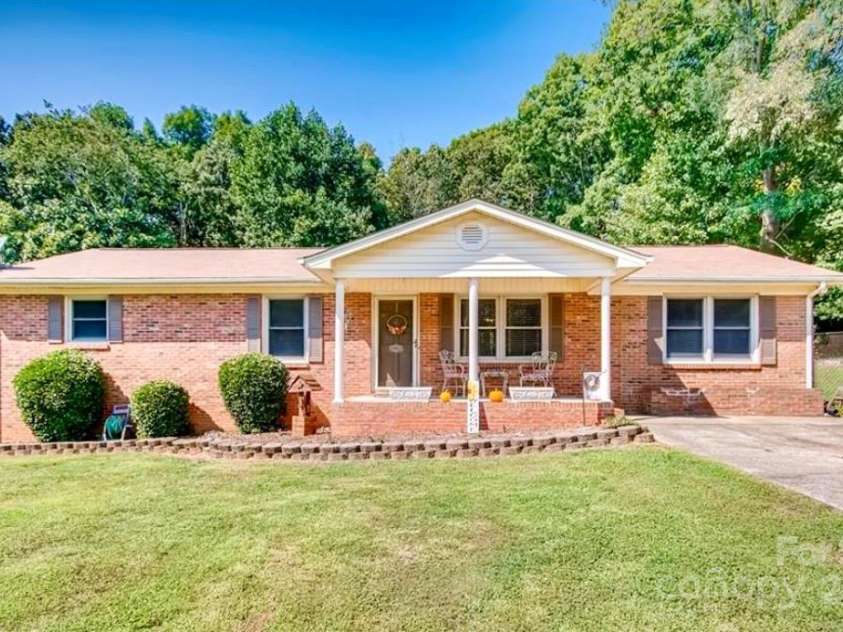 124 Riley Road, Dallas, NC 28034.  MLS# CAR4244655, YatesRealty ID 4753. 