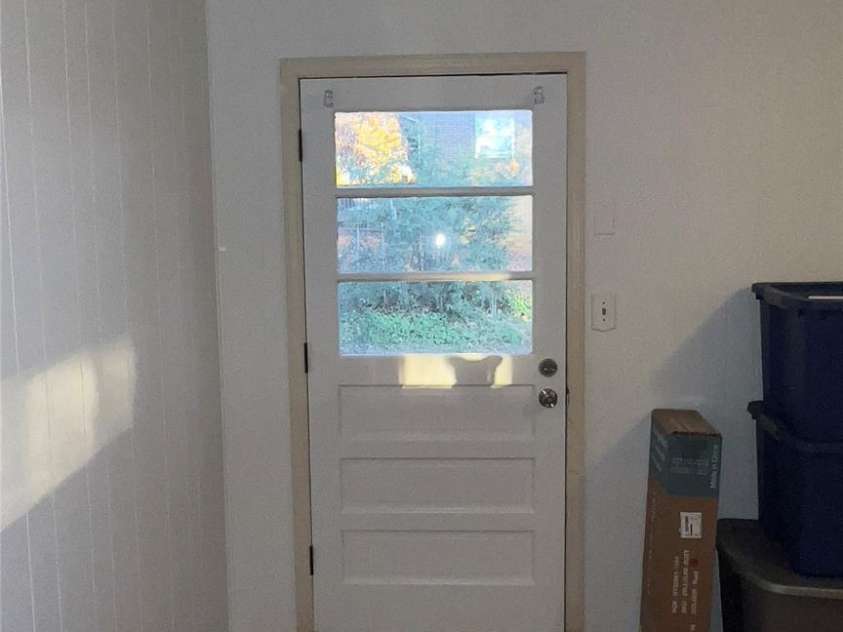 124 Riley Road, Dallas, NC 28034.  MLS# CAR4244655, YatesRealty ID 4753. Separate entrance off of bonus room.