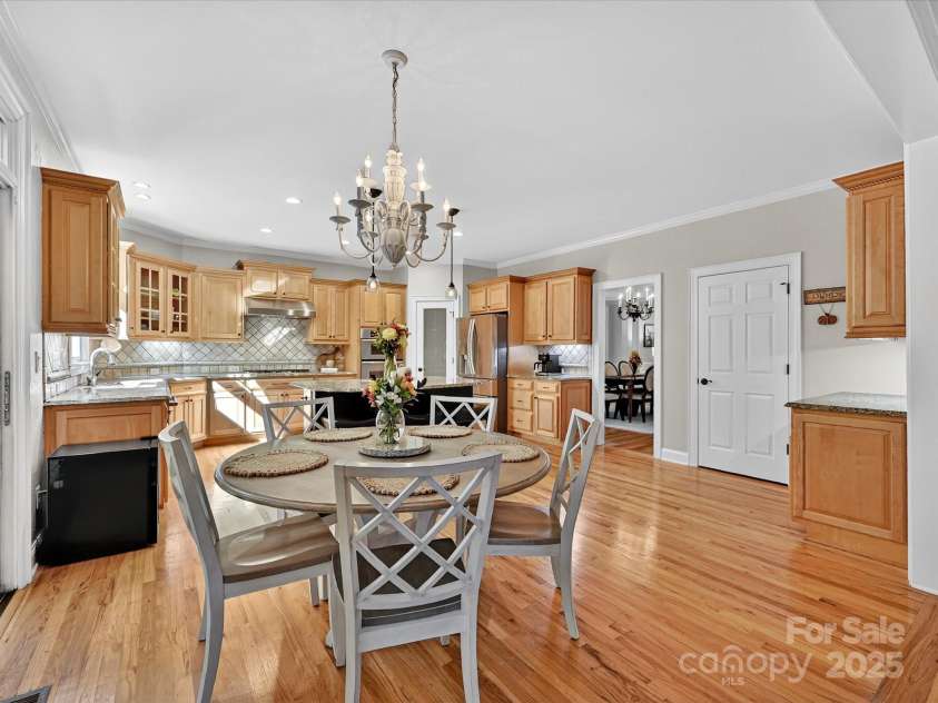 16128 Bridgehampton Club Drive, Charlotte, NC 28277.  MLS# CAR4308778, YatesRealty ID 4753. Eat in kitchen