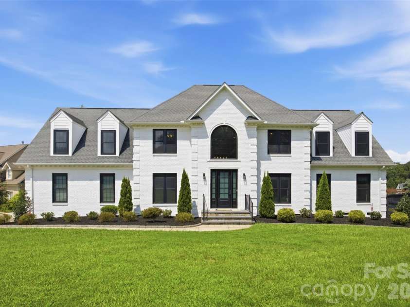 1002 Heather Glen Drive, Matthews, NC 28104.  MLS# CAR4418895, YatesRealty ID 47535. 