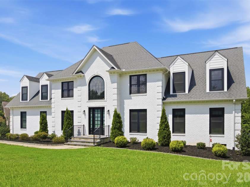 1002 Heather Glen Drive, Matthews, NC 28104.  MLS# CAR4418895, YatesRealty ID 47535. 