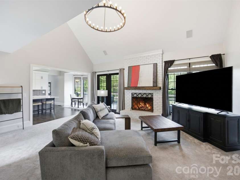 1002 Heather Glen Drive, Matthews, NC 28104.  MLS# CAR4418895, YatesRealty ID 47535. 