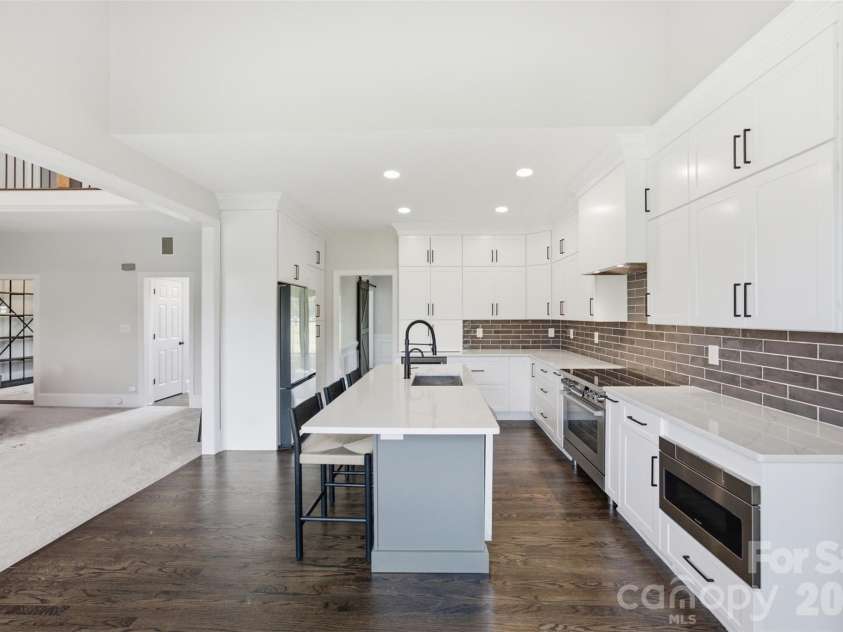 1002 Heather Glen Drive, Matthews, NC 28104.  MLS# CAR4418895, YatesRealty ID 47535. 