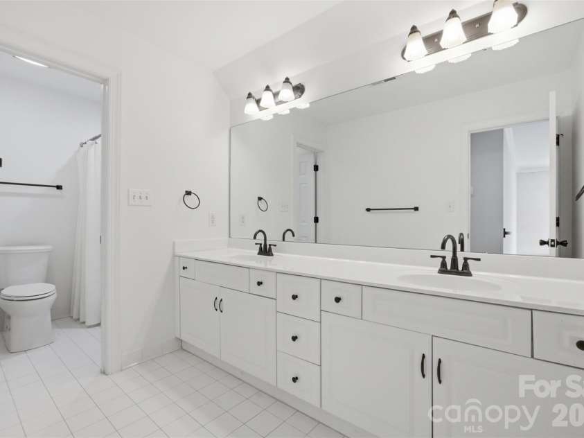 1002 Heather Glen Drive, Matthews, NC 28104.  MLS# CAR4418895, YatesRealty ID 47535. 