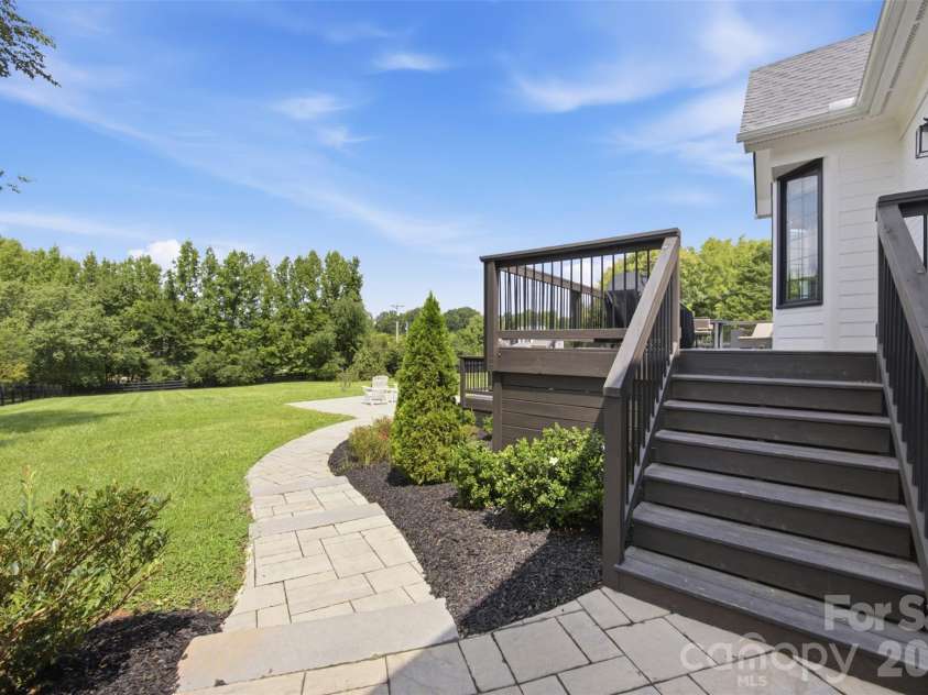 1002 Heather Glen Drive, Matthews, NC 28104.  MLS# CAR4418895, YatesRealty ID 47535. 