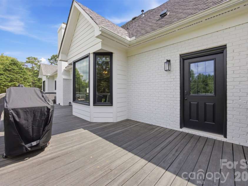 1002 Heather Glen Drive, Matthews, NC 28104.  MLS# CAR4418895, YatesRealty ID 47535. 