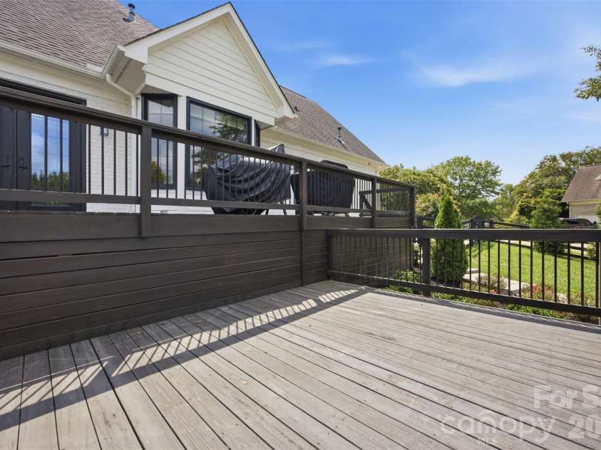 1002 Heather Glen Drive, Matthews, NC 28104.  MLS# CAR4418895, YatesRealty ID 47535. 