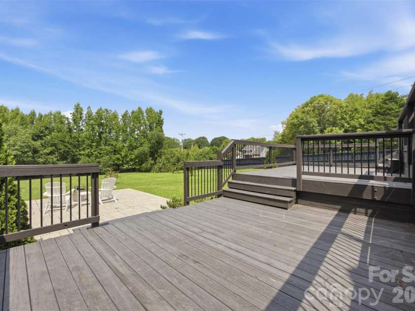 1002 Heather Glen Drive, Matthews, NC 28104.  MLS# CAR4418895, YatesRealty ID 47535. 