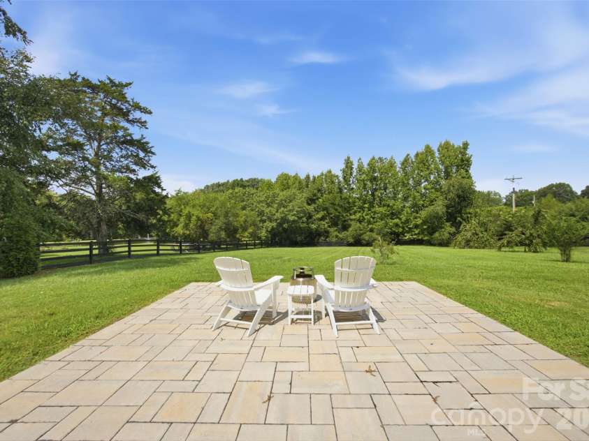 1002 Heather Glen Drive, Matthews, NC 28104.  MLS# CAR4418895, YatesRealty ID 47535. 