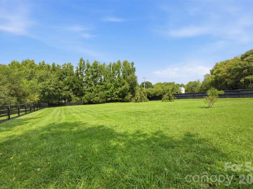 1002 Heather Glen Drive, Matthews, NC 28104.  MLS# CAR4418895, YatesRealty ID 47535. 
