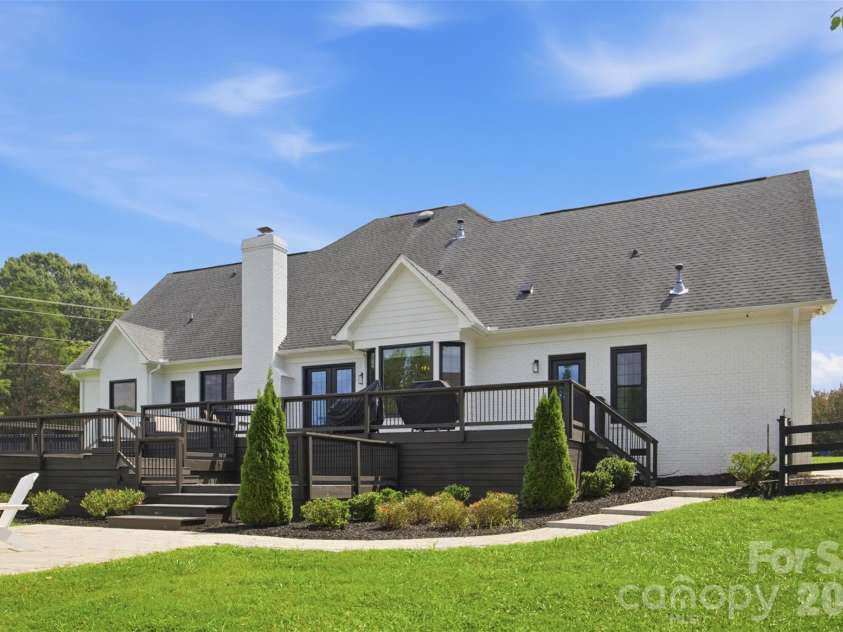 1002 Heather Glen Drive, Matthews, NC 28104.  MLS# CAR4418895, YatesRealty ID 47535. 