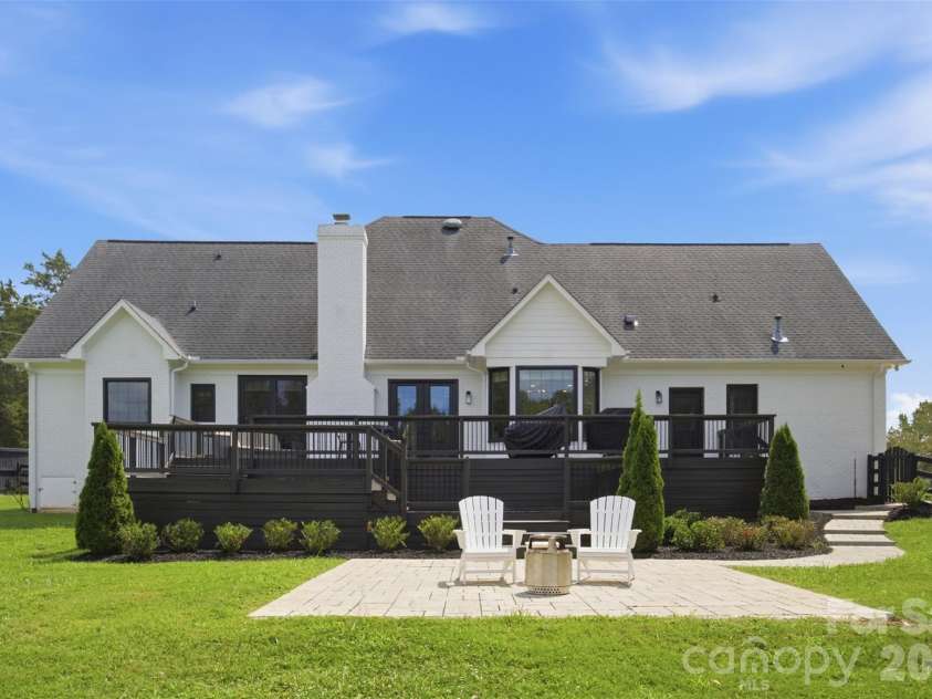 1002 Heather Glen Drive, Matthews, NC 28104.  MLS# CAR4418895, YatesRealty ID 47535. 
