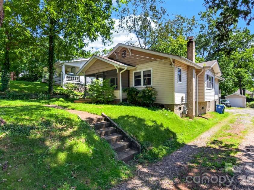 52 Pennsylvania Avenue, Asheville, NC 28806.  MLS# CAR4417953, YatesRealty ID 47537. 