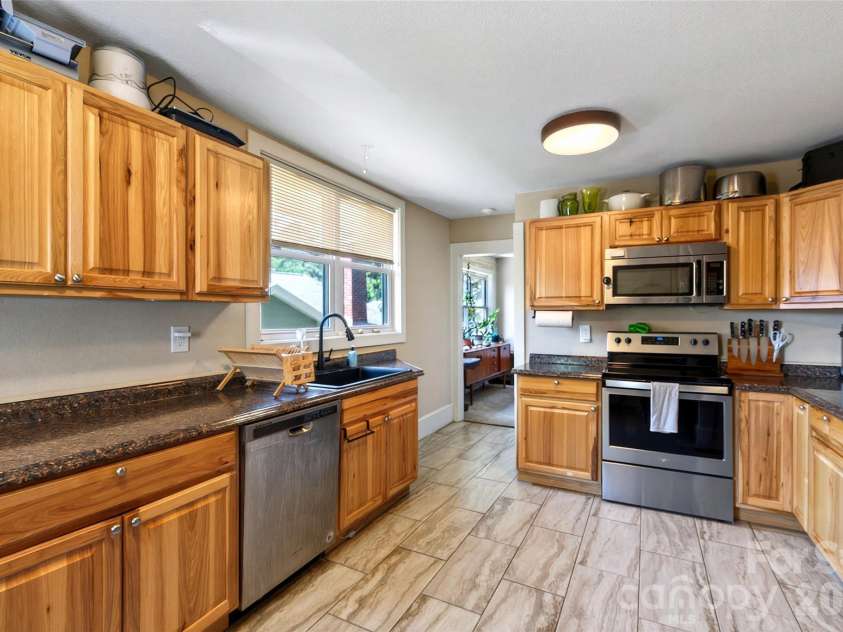 52 Pennsylvania Avenue, Asheville, NC 28806.  MLS# CAR4417953, YatesRealty ID 47537. 