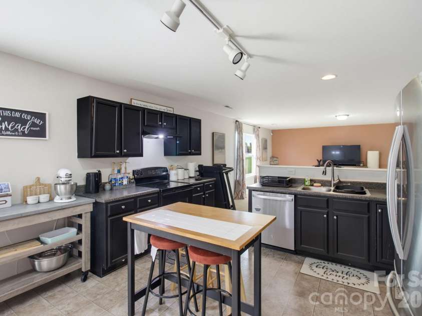 7000 Texas Boulevard, Thomasville, NC 27360.  MLS# CAR4419287, YatesRealty ID 47540. 