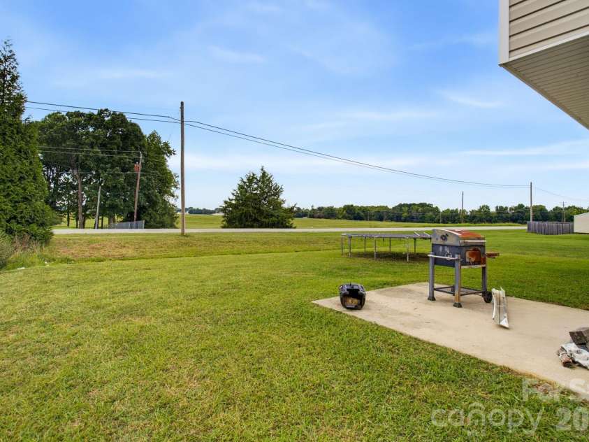 7000 Texas Boulevard, Thomasville, NC 27360.  MLS# CAR4419287, YatesRealty ID 47540. 