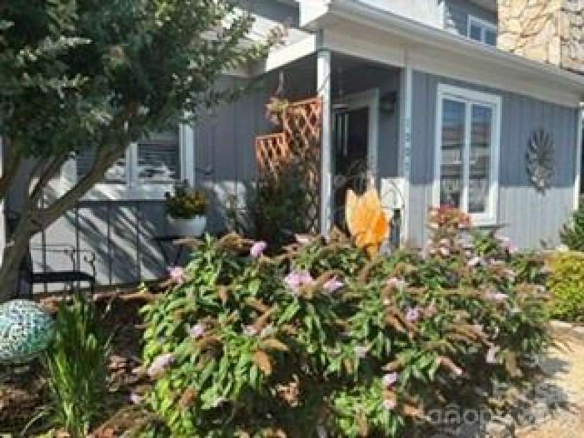 1007 21st Avenue, Hickory, NC 28601.  MLS# CAR4412321, YatesRealty ID 47541. 