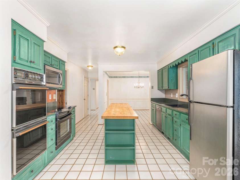 200 Heathcote Road, Hendersonville, NC 28791.  MLS# CAR4419306, YatesRealty ID 47546. 