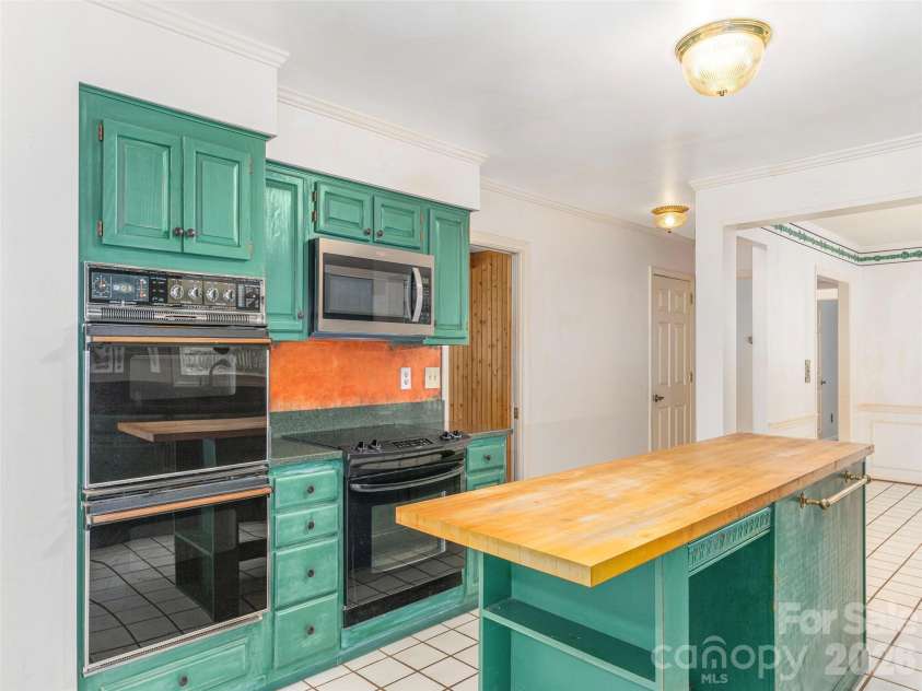 200 Heathcote Road, Hendersonville, NC 28791.  MLS# CAR4419306, YatesRealty ID 47546. 