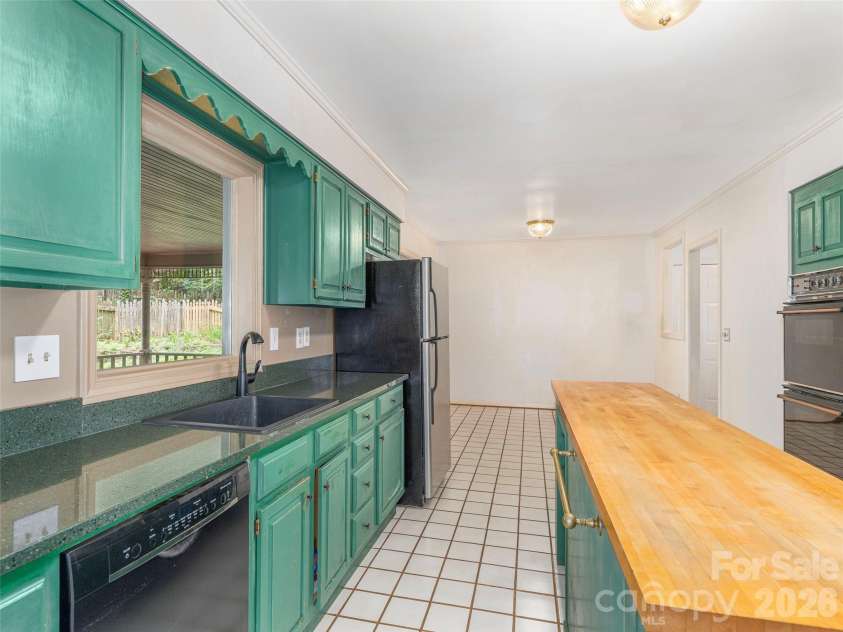 200 Heathcote Road, Hendersonville, NC 28791.  MLS# CAR4419306, YatesRealty ID 47546. 