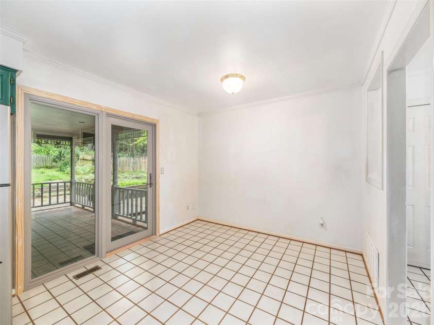200 Heathcote Road, Hendersonville, NC 28791.  MLS# CAR4419306, YatesRealty ID 47546. 