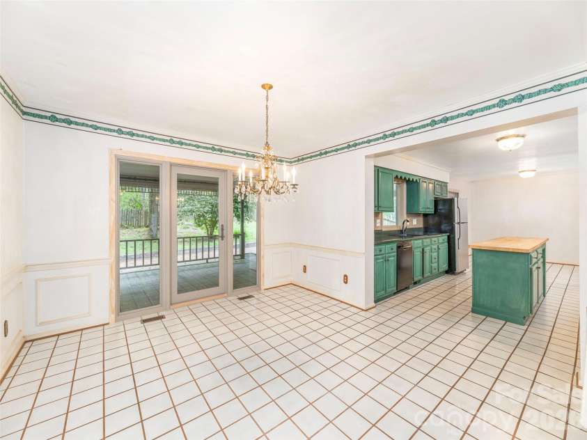 200 Heathcote Road, Hendersonville, NC 28791.  MLS# CAR4419306, YatesRealty ID 47546. 