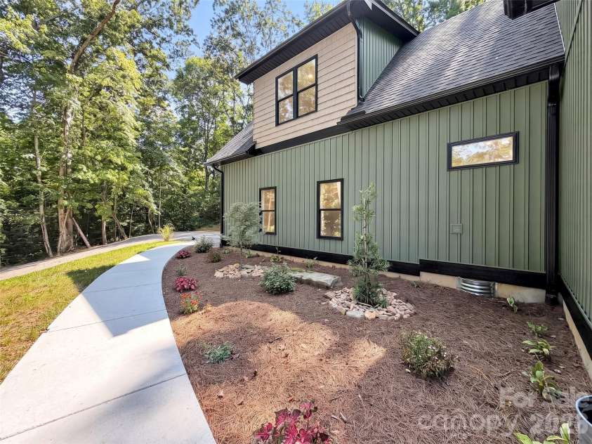 146 Bradford Park, Clyde, NC 28721.  MLS# CAR4419307, YatesRealty ID 47549. 