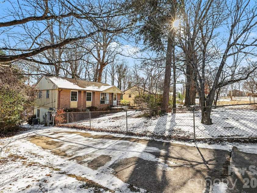 2320 Vinton Drive, Dallas, NC 28034.  MLS# CAR4341728, YatesRealty ID 4755. 