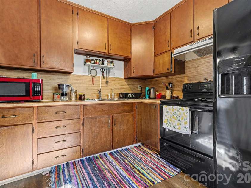 2320 Vinton Drive, Dallas, NC 28034.  MLS# CAR4341728, YatesRealty ID 4755. 