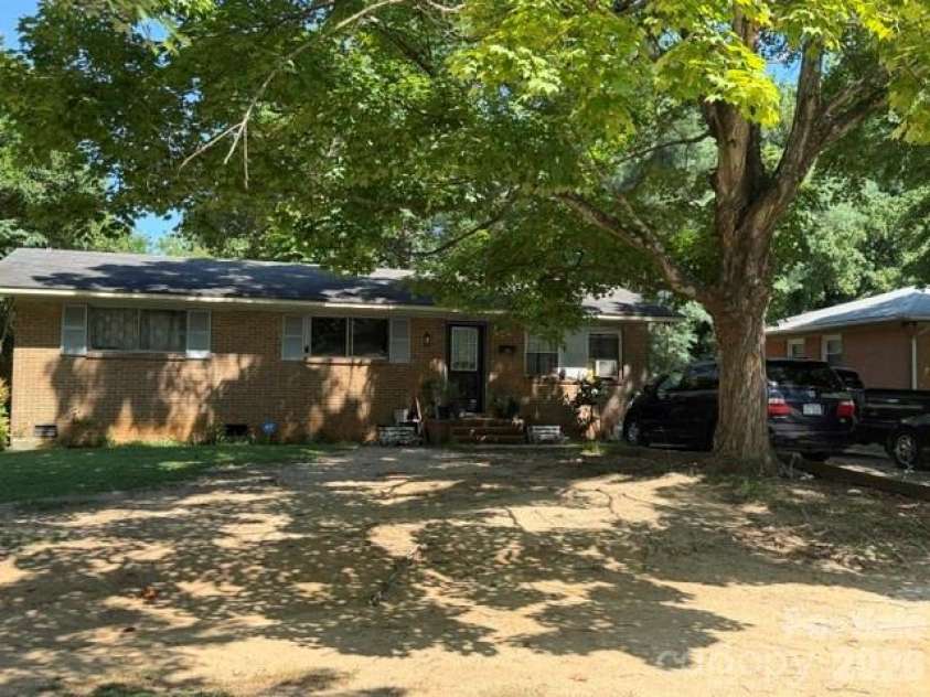 1131 Echo Glen Road, Charlotte, NC 28213.  MLS# CAR4404193, YatesRealty ID 47551. 