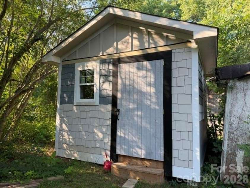 1131 Echo Glen Road, Charlotte, NC 28213.  MLS# CAR4404193, YatesRealty ID 47551. 