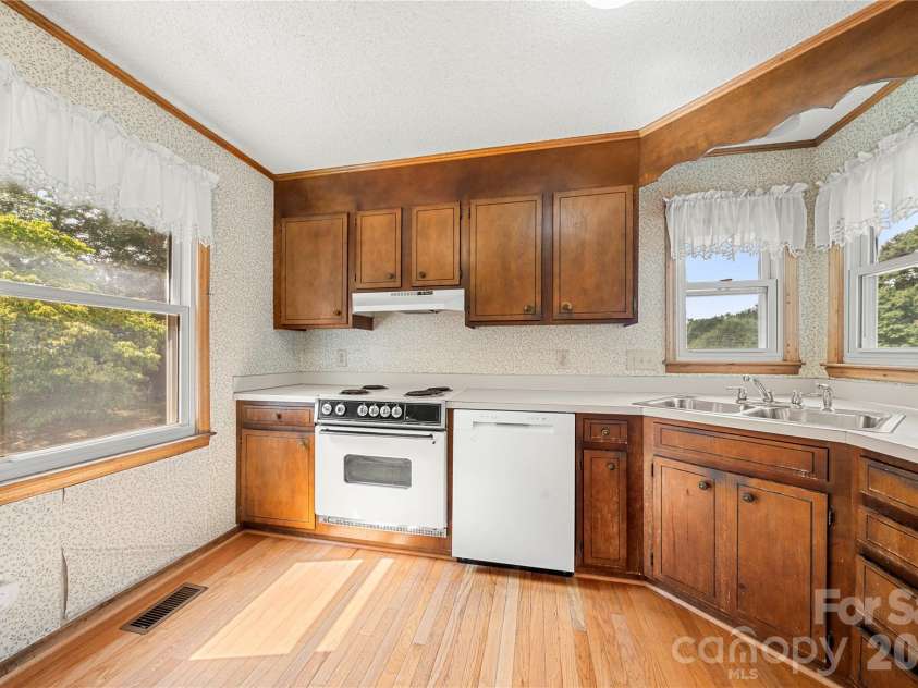 1810 Oak Hollow Road, Gastonia, NC 28054.  MLS# CAR4419101, YatesRealty ID 47553. 