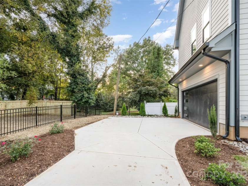 1121 Condon Street, Charlotte, NC 28216.  MLS# CAR4309590, YatesRealty ID 47555. 