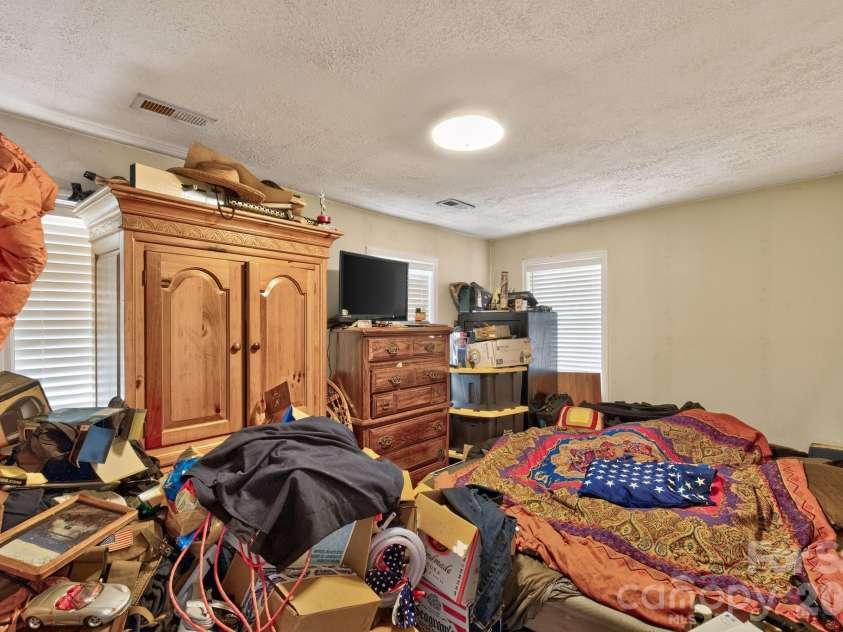 1324 Low Gap Road, Hendersonville, NC 28792.  MLS# CAR4414417, YatesRealty ID 47556. 