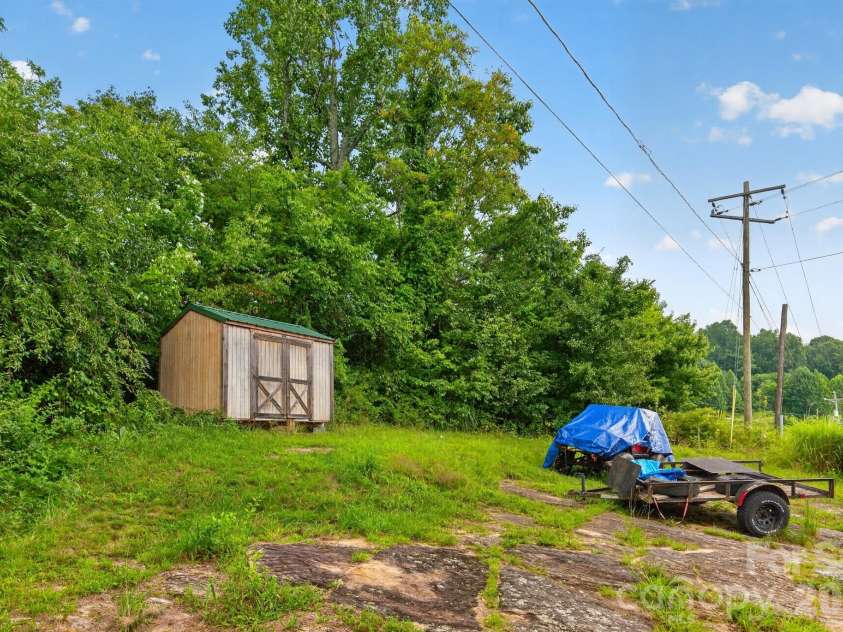 1324 Low Gap Road, Hendersonville, NC 28792.  MLS# CAR4414417, YatesRealty ID 47556. 